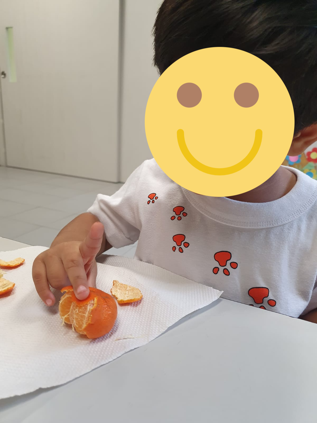 I enjoy peeling the orange 🍊🧡. It's one of my favourite activity.This activity helps in improving the prelinguistic skills, identification, naming, action verbs. sucess of therapy depends on generalisation. Thank you dear mumma ❤️❤️ for your patience, dedication. We appreciate your efforts 🙂❤️